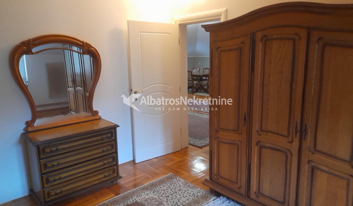 Cvetkova pijaca,Vojvode Dovezenskog 105 m2