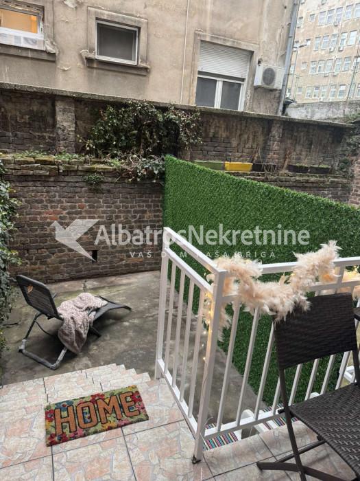 Lux garsonjera Zahumska vukov spomenik