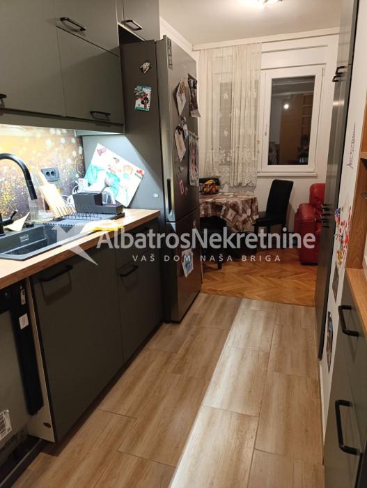 Trosoban stan dupleks Karaburma