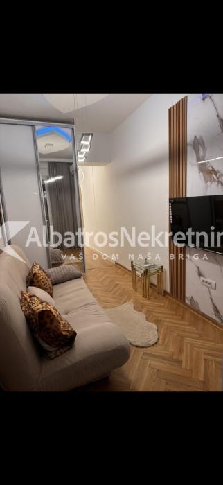 Lux garsonjera Zahumska vukov spomenik
