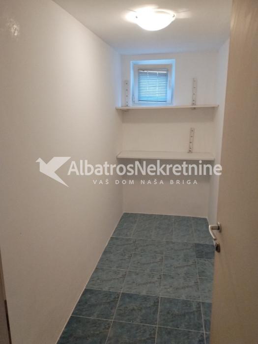 Stan sa Garažom u Jove Ilića u blizini Fon i Fpn