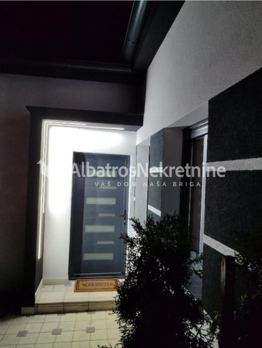 Autokomanda, jednosoban,30m2 + 25m2 terasa+parking