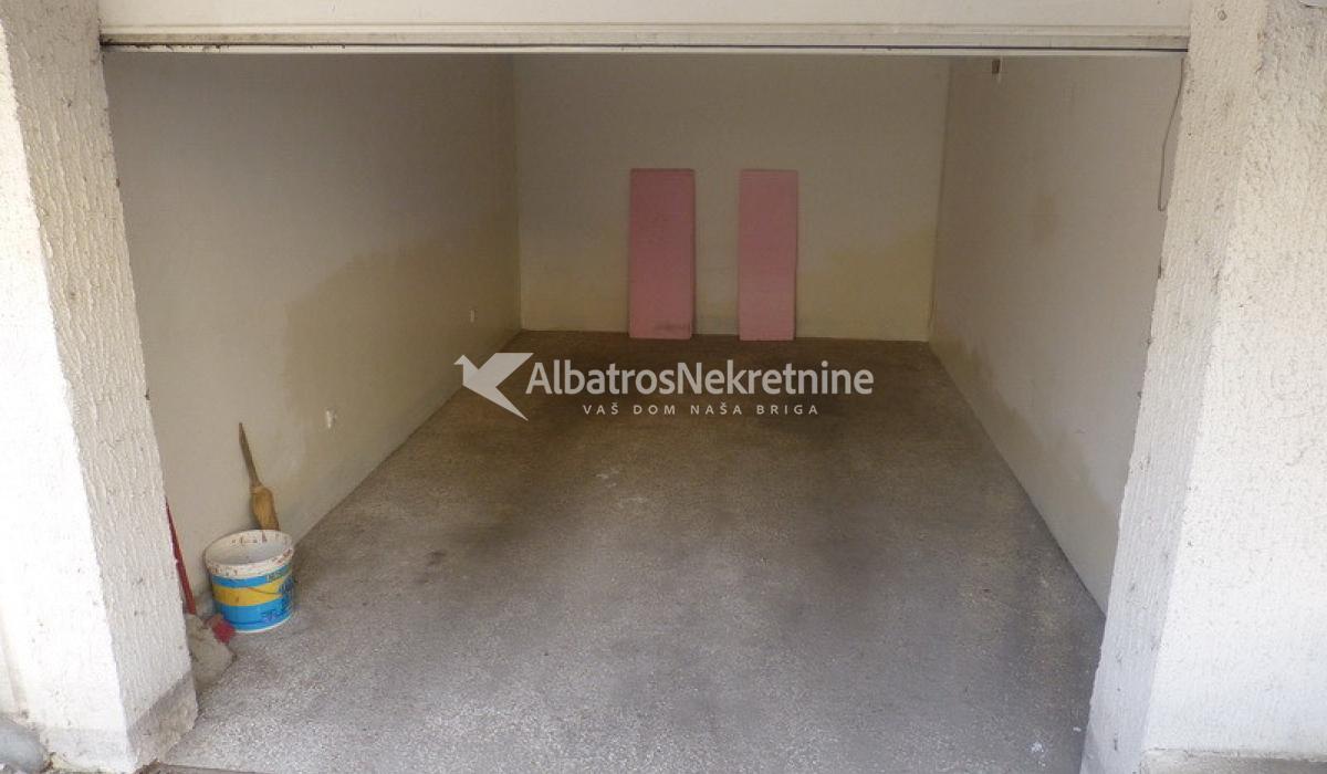 Stan sa Garažom u Jove Ilića u blizini Fon i Fpn