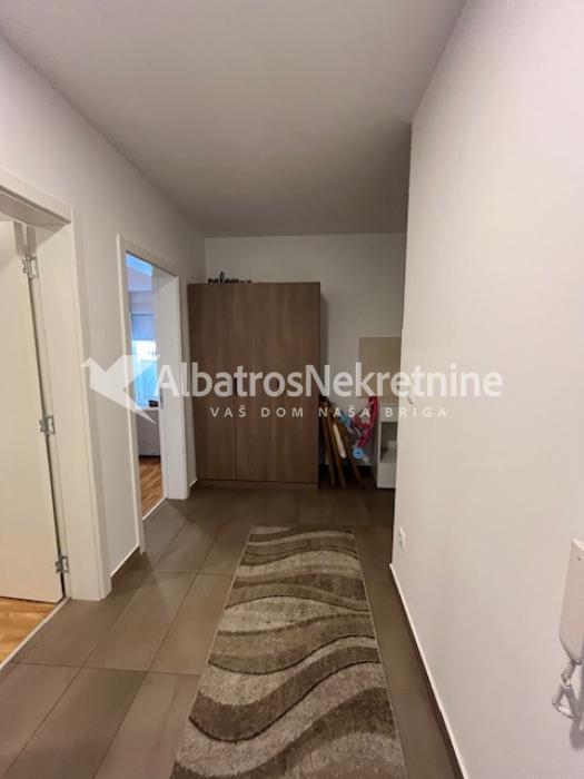 Izdaje se stan sa dve spavaće sobe na dobroj lokaciji