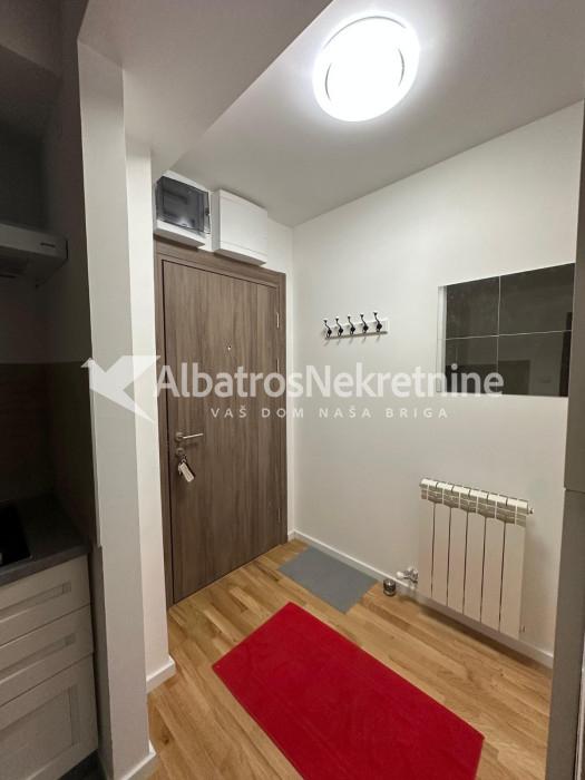 Stan s pogledom u novoj zgradi + garažno mesto