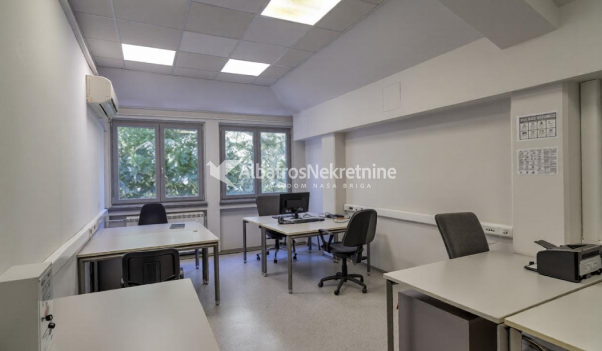 Opremljena kancelarija/Furnished office