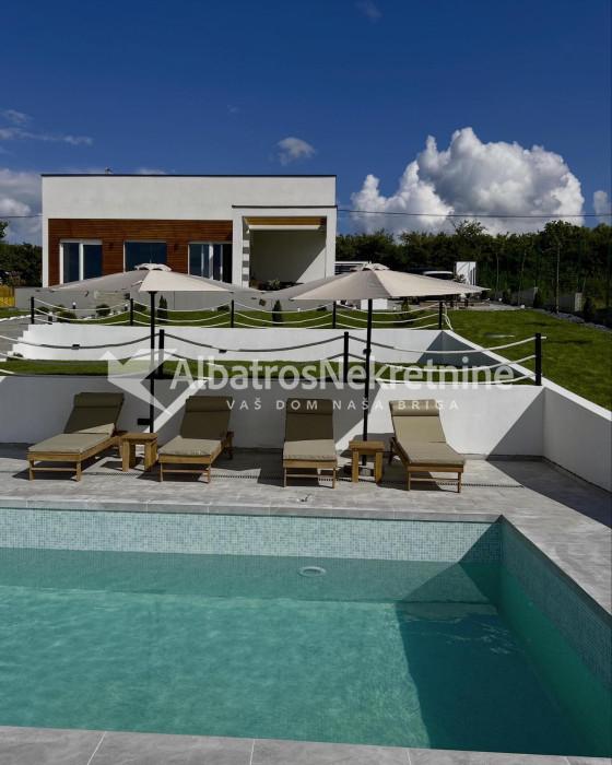 Kuca sa bazenom 147kv, plac 17,5ari, bez ulaganja.