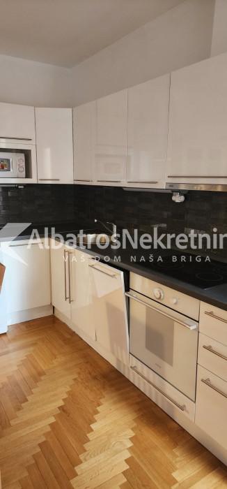 Dvosoban stan 62m2 -50m od Hrama-rezije 100eur