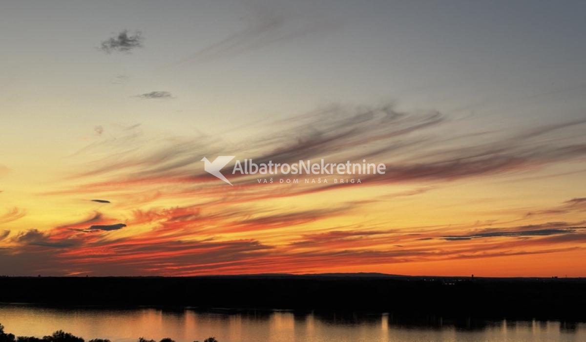 Kompletno namešten stan sa pogledom na Dunav