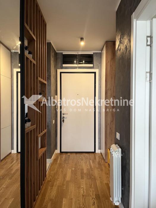 Lux dvosoban stan East side kod Aviva