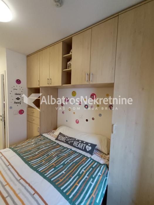 Izdaje se dvosoban stan 51m2 Zelena Avenija Zemun