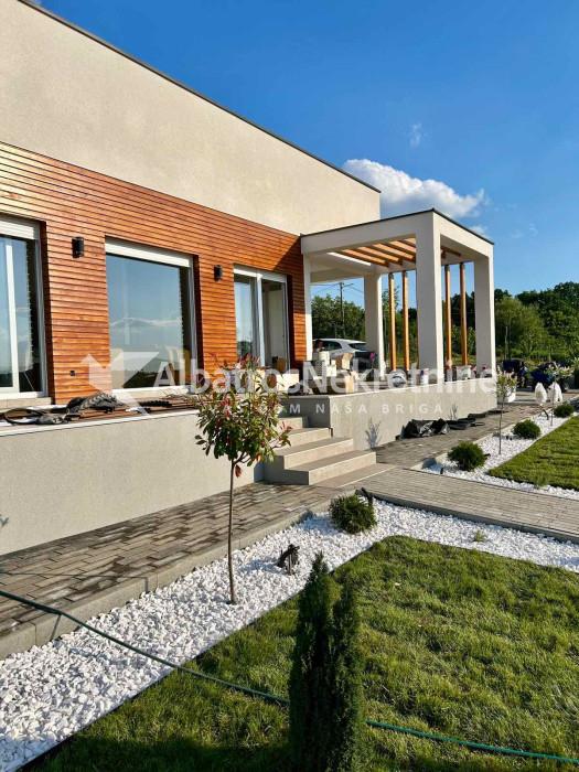 Kuca sa bazenom 147kv, plac 17,5ari, bez ulaganja.