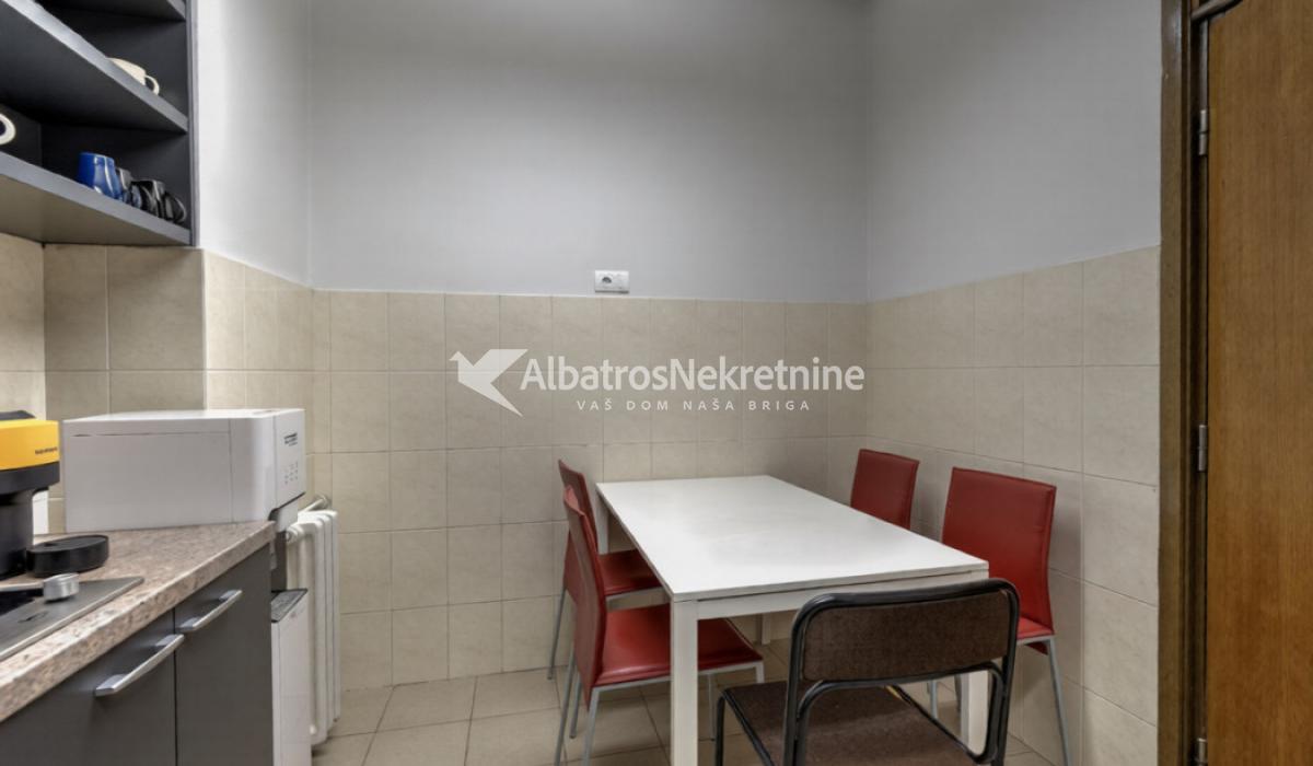 Opremljena kancelarija/Furnished office