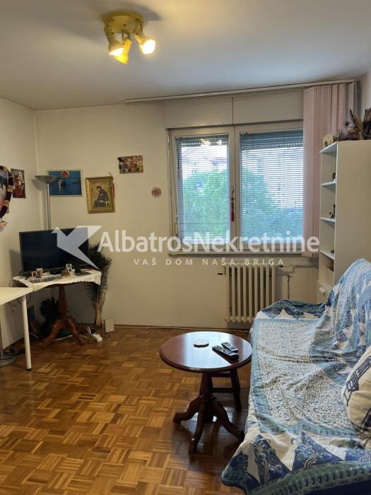 Prodaje se stan u Žarkovu