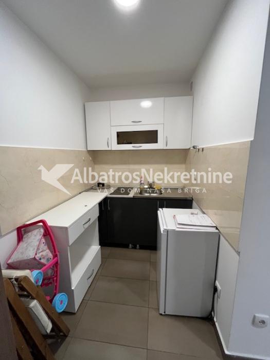 Izdaje se stan sa dve spavaće sobe na dobroj lokaciji