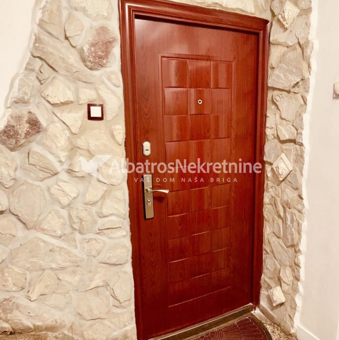 Stan Lux versaci stil 57m2 Karaburma
