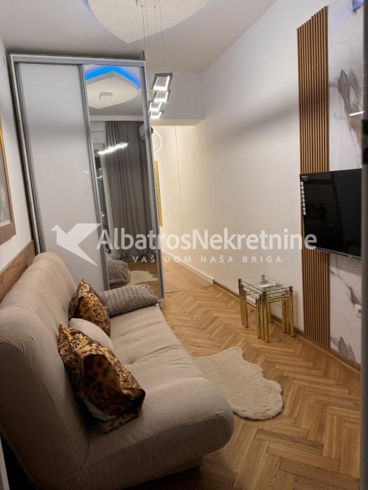Lux garsonjera Zahumska vukov spomenik