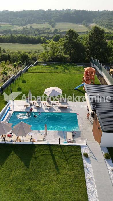 Kuca sa bazenom 147kv, plac 17,5ari, bez ulaganja.