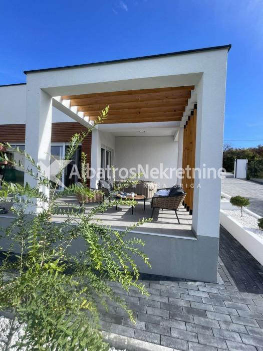 Kuca sa bazenom 147kv, plac 17,5ari, bez ulaganja.