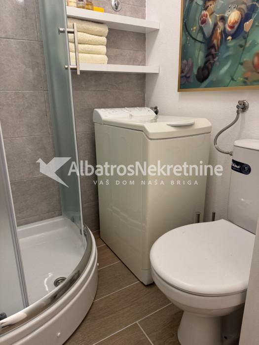 Lux garsonjera Zahumska vukov spomenik