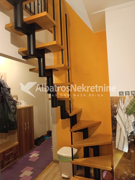 Trosoban stan dupleks Karaburma