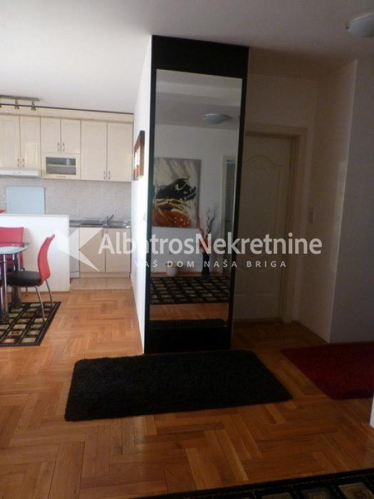 Stan sa Garažom u Jove Ilića u blizini Fon i Fpn