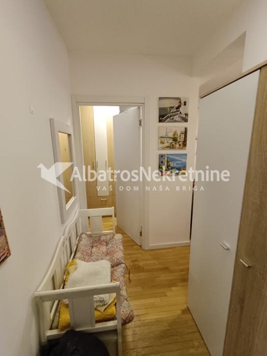 Izdaje se dvosoban stan 51m2 Zelena Avenija Zemun