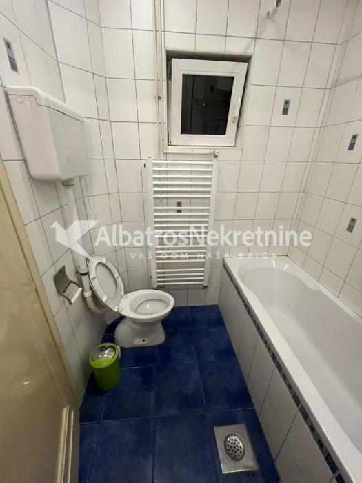 Đeram, osunčnan salonac, terasa, dvorište, 1.sprat