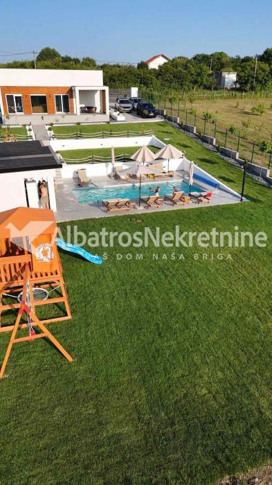 Kuca sa bazenom 147kv, plac 17,5ari, bez ulaganja.