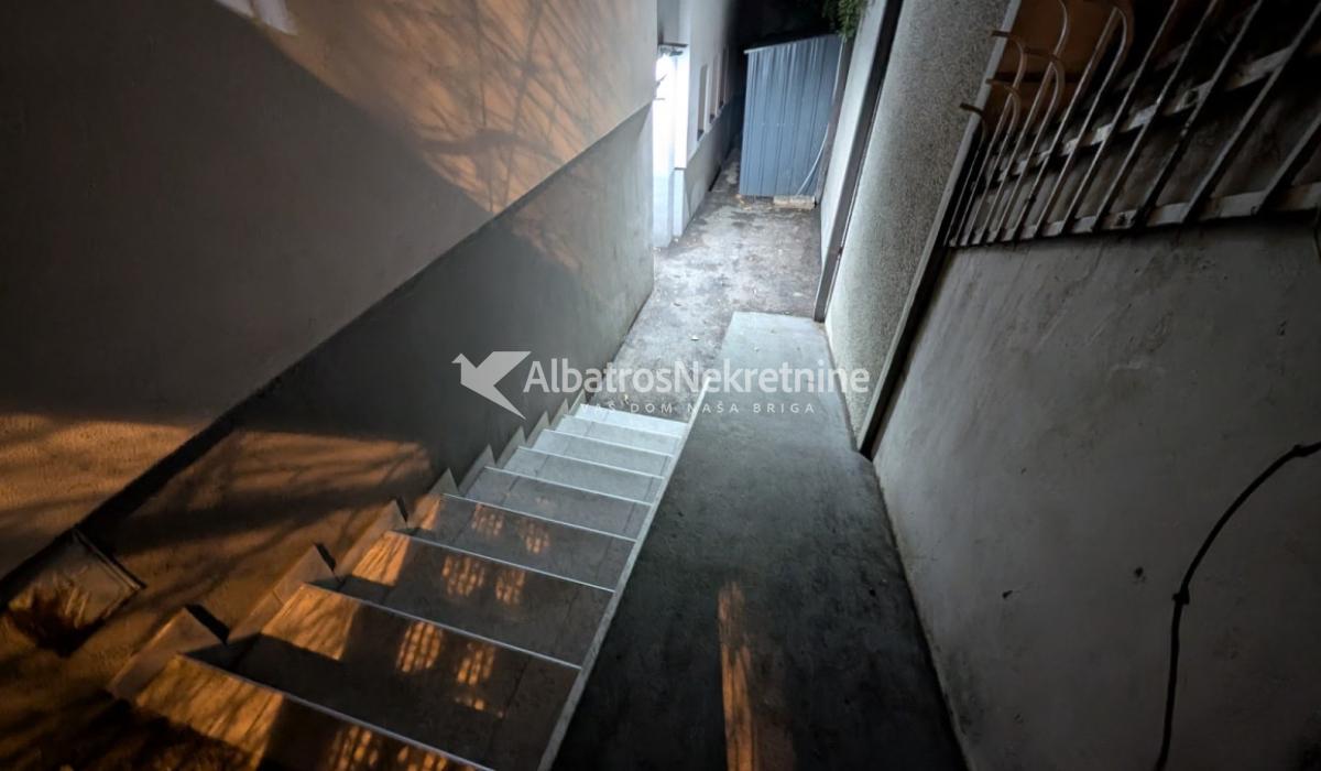 Izdaje se 78m2 visoko prizemlje, zaseban ulaz