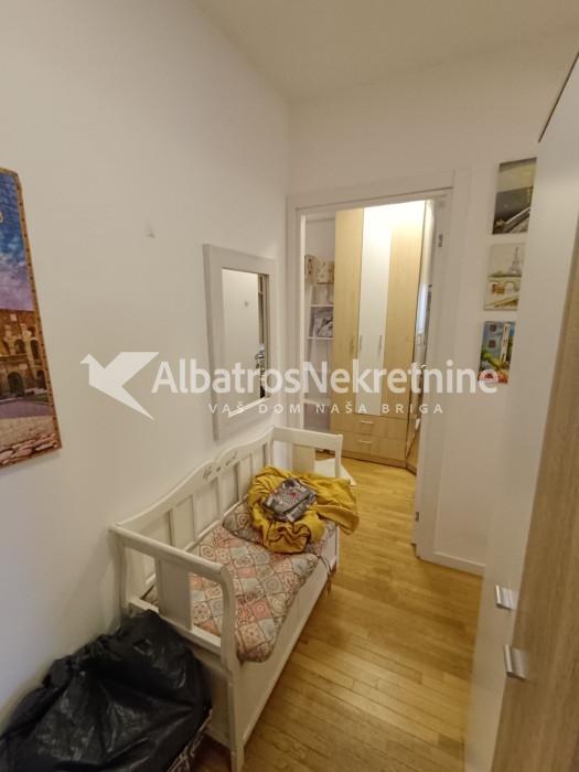 Izdaje se dvosoban stan 51m2 Zelena Avenija Zemun