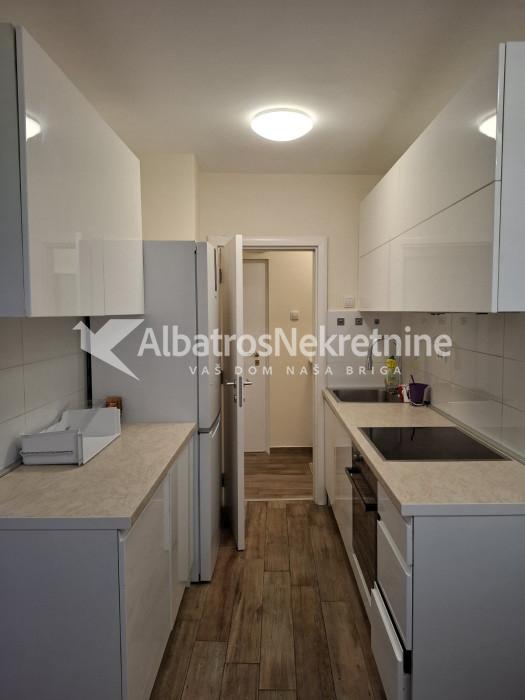 Lux renoviran, opremljen stan na odlicnoj lokaciji
