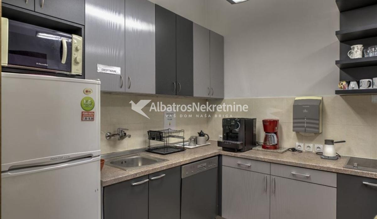 Opremljena kancelarija/Furnished office