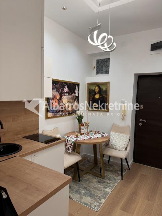Lux garsonjera Zahumska vukov spomenik
