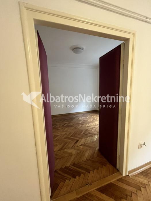 Đeram, osunčnan salonac, terasa, dvorište, 1.sprat