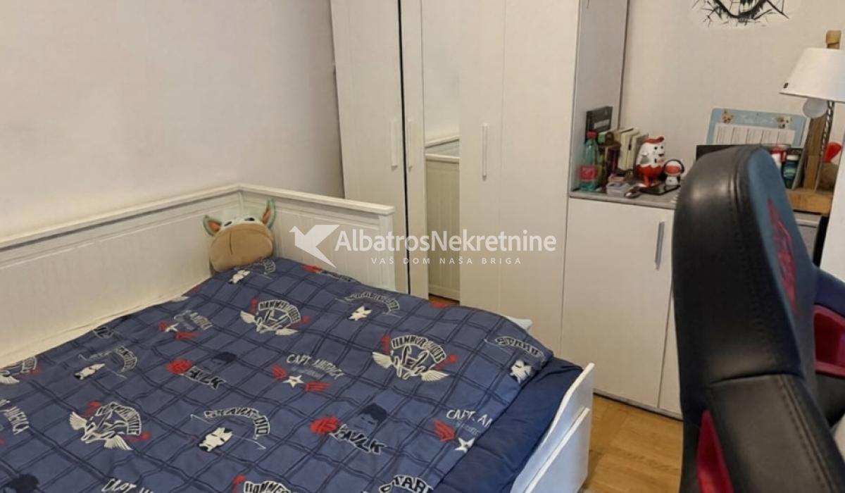 Izdaje se moderan, potpuno namešten stan + garaža