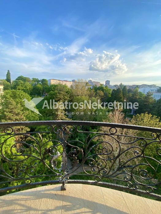 Lux stan sa balkonom, Okruzen zelenilom