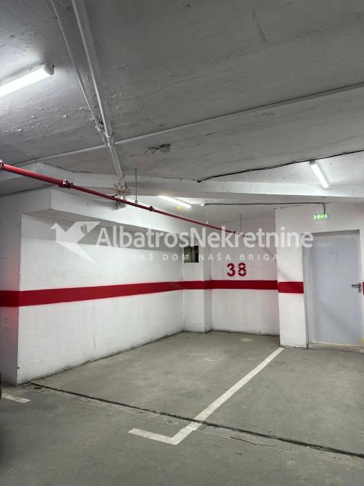 Stan s pogledom u novoj zgradi + garažno mesto