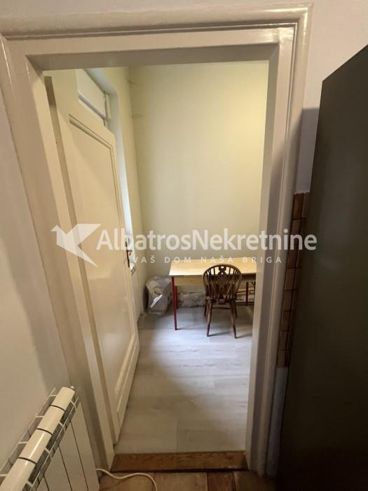 Đeram, osunčnan salonac, terasa, dvorište, 1.sprat