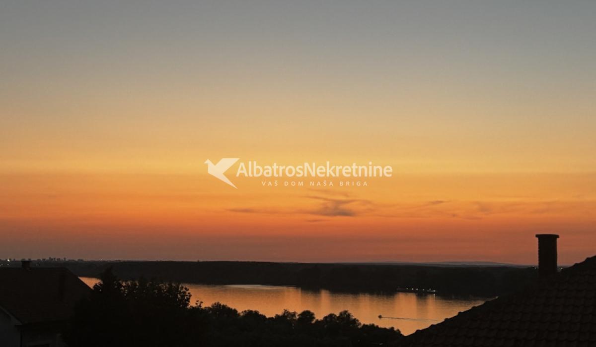 Kompletno namešten stan sa pogledom na Dunav