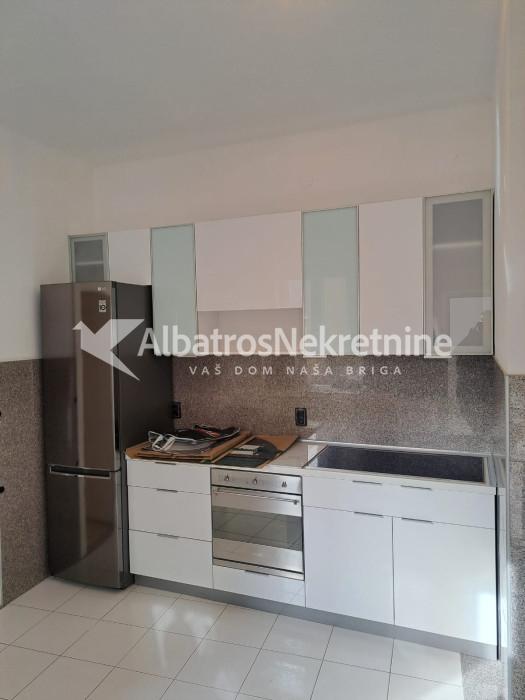 Vračar.Renoviran salonac.Poslovni prostor,skupština