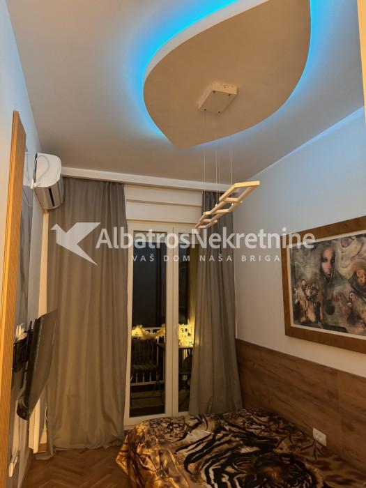 Lux garsonjera Zahumska vukov spomenik