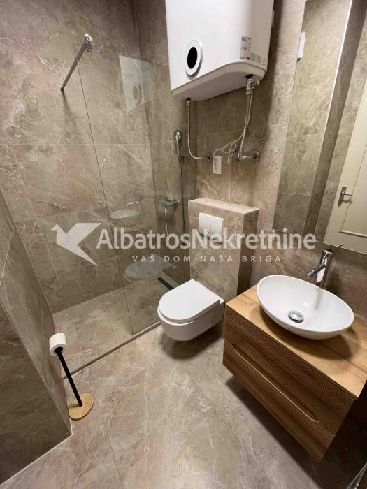 Senjak stan 135m2 sa dvorištem i parkingom