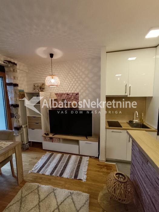 Izdaje se dvosoban stan 51m2 Zelena Avenija Zemun