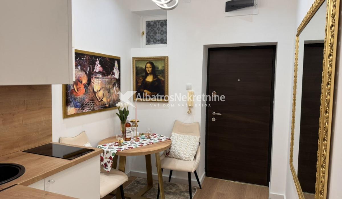 Lux garsonjera Zahumska vukov spomenik