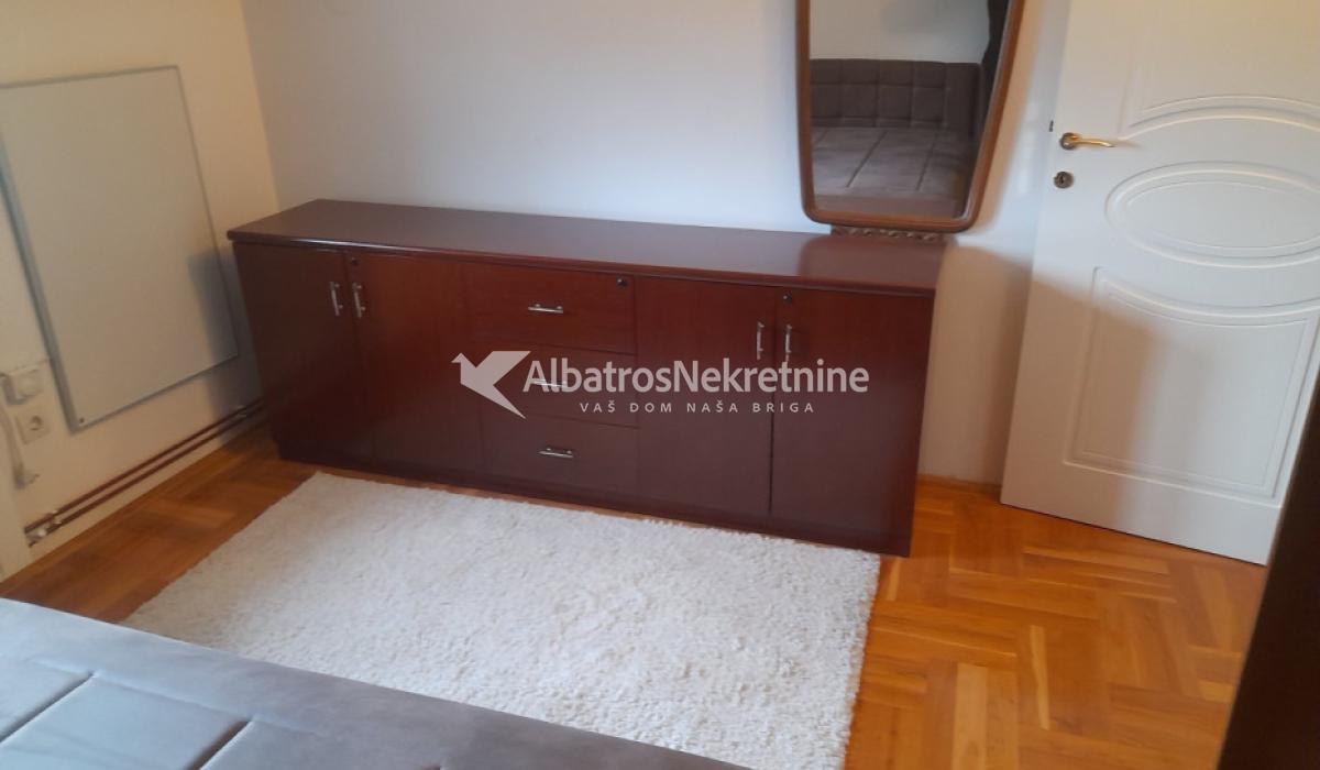 Cvetkova pijaca,Vojvode Dovezenskog 105 m2