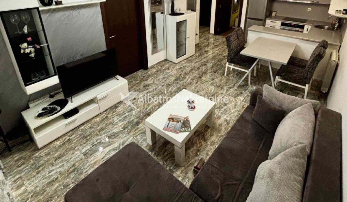 Moderan trosoban stan-