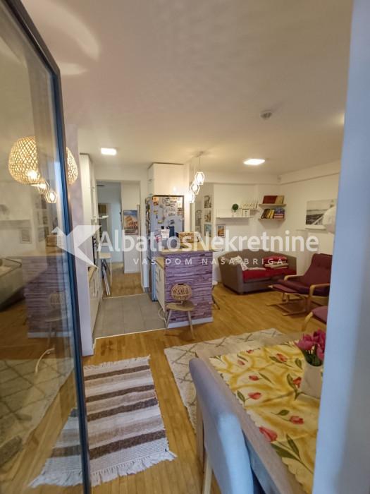 Izdaje se dvosoban stan 51m2 Zelena Avenija Zemun