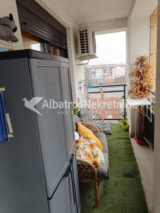 Izdaje se dvosoban stan 51m2 Zelena Avenija Zemun