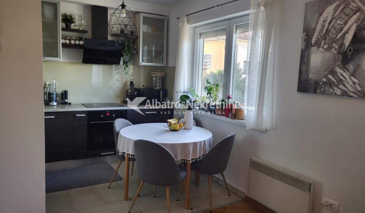 Trosoban stan 83m² u Živka Davidovića